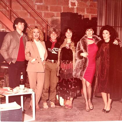 Carlos Calvo, Nélida Lobato, Carlos Perciavalle, Ludovica Squirru, Moria Casán y Graciela Borges en el Grand Splendid en 1982; ”Como su nombre lo indica, era un teatro espléndido”, dice Moria Casán