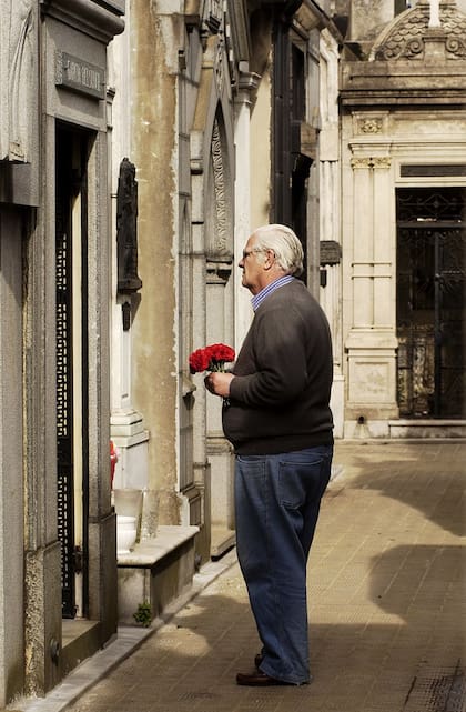 Cuatro meses después de su liberación, Carlos Carrascosa concurrió al cementerio de Recoleta para dejar flores (claveles rojos) en la tumba de su mujer