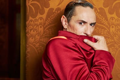 Carlos Casella, otro de los "dragones" vigías del escenario en La revista del Cervantes, un homenaje al género porteño que se realizará en la clásica sala pública