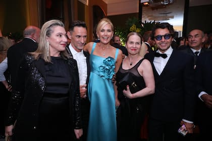 Carlos Casella, Valeria Mazza, Carla Rodriguez y Wally Diamante en la gala del Hospital Universitario Austral 