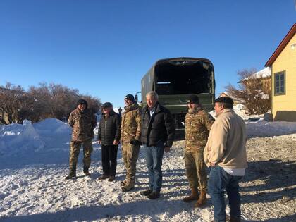 Carlos Castagnani, presidente de Confederaciones Rurales Argentinas; Enrique Jamieson, de FIAS, y Luis María Campos, delegado del Renatre, junto a efectivos del Ejército Argentino en Tapi Aike, Santa Cruz