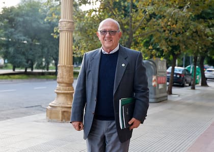Carlos Castagnani presidente de CRA, llega a la reunión en Agricultura