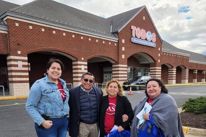 Carlos Castro junto a empleadas de su empresa