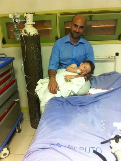 Carlos Chaccour con su hijo Santiago durante una crisis de salud en Manhiça, Mozambique