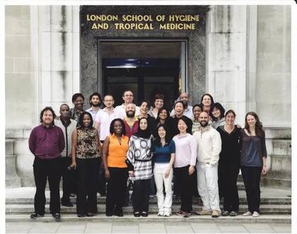 Carlos Chaccour junto a sus compañeros de promoción en la Escuela de Higiene y Medicina Tropical de Londres