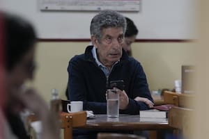 Carlos Chacho Álvarez en el café Varela Varelita