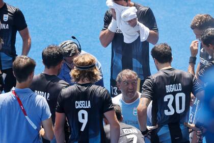 Carlos "Chapa" Retegui se dirige a los jugadores en un alto en el juego; la eliminación argentina estaba en los cálculos y Alemania fue superior.