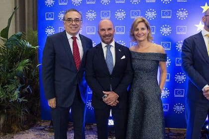 Carlos Chocano Burgos junto al saliente embajador de la UE, Amador Sánchez Rico, y su esposa