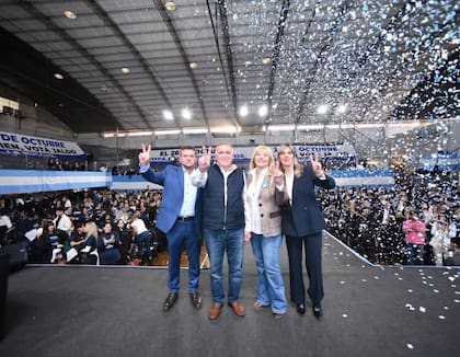 Carlos Cisneros, Osvaldo Jaldo y Rossana Chahla durante la última campaña electoral
