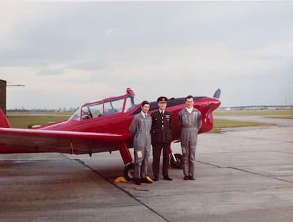 Carlos, con el capitán Pinney, frente al avión Havilland Chipmunk que la prensa rebautizó como "Dragón Rojo".