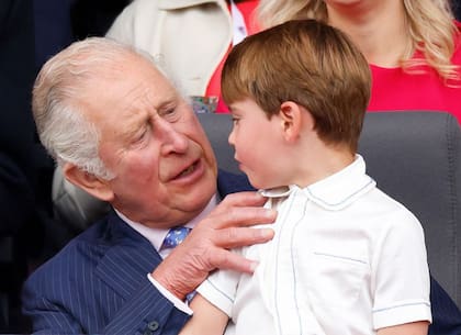 Carlos con su nieto, el príncipe Louis, durante el Jubileo de Platino en junio de 2022