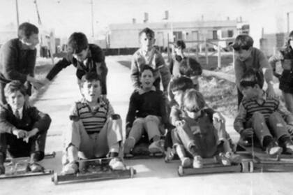 Carlos con sus amigos jugando con los carritos de rulemanes.