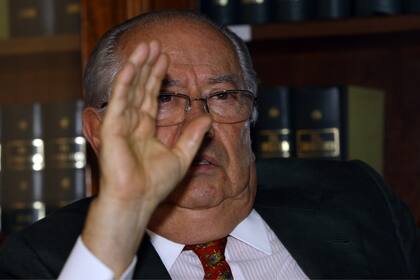 Carlos Corach, en su estudio jurídico