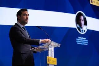 El vicepresidente de Sánchez habló de Argentina como un “ejemplo clásico” y defendió la regularización de migrantes