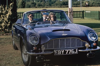 Carlos de regreso a Londres junto Caroline Longman, una de sus muchas conquistas, después de un partido de polo en Windsor, en 1979. Caroline era hija de una de las damas de honor de la Reina Isabel II en su boda con Felipe de Edimburgo.