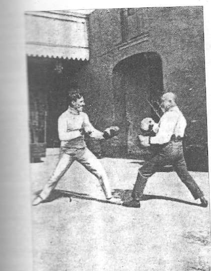 Carlos Delcasse era una personalidad destacada de la clase alta porteña. En la imagen, él y Jorge Newbery prueban los guantes en La Casa del Ángel