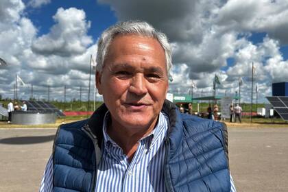 Carlos Delicias, de Pergamino, mientras recorría la muestra