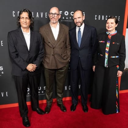 Carlos Diehz, Ralph Fiennes,Stanley Tucci e Isabella Rossellini, parte del elenco de Cónclave (Foto: Instagram @diehzcarlos)