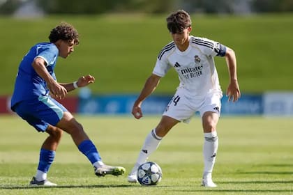 Carlos Diez en acción, en un partido de los juveniles de Real Madrid (https://x.com/lafabricacrm)