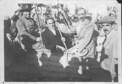 Carlos Dose Obligado (centro) acompañado del capitán Angel María Zuloaga (izq) y Eduardo Bradley (der) en la canastilla del globo Teniente Origone. Abril de 1916.