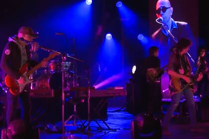 Carlos "El Indio" Solari presentó dos nuevas canciones en el show "A los pájaros", un espectáculo de casi tres horas que fue liberado gratis para los usuarios en YouTube.