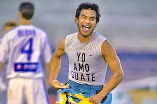 Carlos “El Pescadito” Ruiz regresa a las canchas con un inusual guiño al fútbol americano