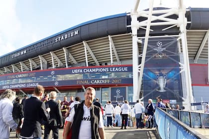 Carlos en la actualidad, junto a una de sus pasiones: el Real Madrid.