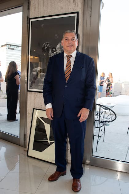 Carlos Enciso Christiansen, embajador de Uruguay en Argentina, se acercó a conocer el piso 14 del mítico Edificio Kavanagh. Una construcción que supo marcar récords y que fue inaugurada el 15 de enero de 1936.