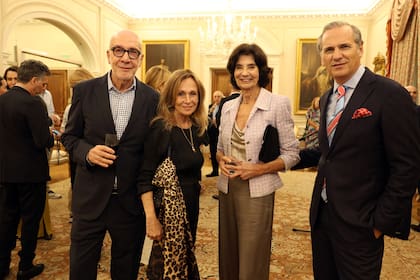 Carlos Entenza, Lucía Uriburu, Fini Travers y Javier Iturrioz en el salón principal del Palacio Madero Unzué