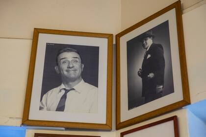 Carlos es amante de las fotografías antiguas. Cuando rescató el bar vistió sus paredes con recuerdos de Buenos Aires.