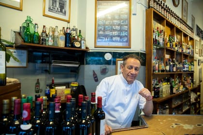 Carlos es multifacético. Está detrás de la barra y atento a todo el salón.