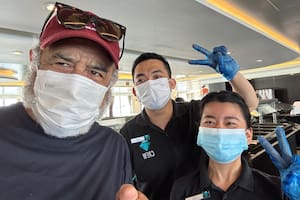 “Yo estaba convencido de que en algún momento nos iban a recibir en algún puerto seguro del mundo”: el argentino del crucero bajo control de la OMS
