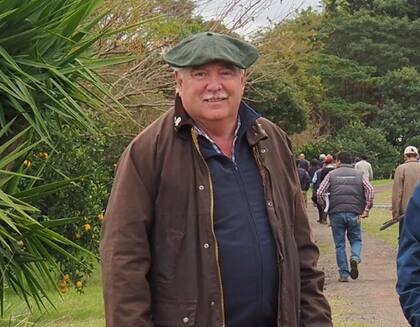 Carlos Fernández Pazos llegó a la raza por intermedio de su primo Andrés Vila que tenía campo con un rodeo importante de Brangus en Quimilí, donde lo tomaron como asesor en la década del 80 y, a través de la cabaña El Garabato se acercó a la asociación