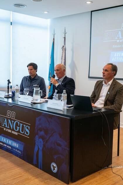 Carlos Fernández, secretario de la Asociación Argentina de Angus; el presidente de la entidad, Alfonso Bustillo, y Carlos Solanet, director comercial de La Rural SA