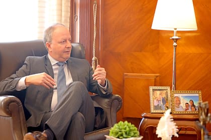 Carlos Fernández Valdovinos, ministro de Economía de Paraguay