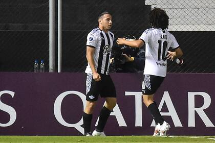 Carlos Ferreira celebra con Iván Franco el único gol de la noche en Asunción