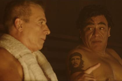 Carlos Ferro Viera (Gerardo Romano) y Diego Maradona (Juan Palomino), en una escena de la serie de Amazon