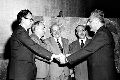 Carlos Florit (izquierda), ministro de Relaciones Exteriores, felicitado por la elección de Argentina como miembro del Consejo de Seguridad (8 de octubre de 1958, Nueva York)