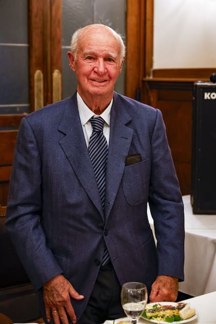 Carlos Fontán Balestra, jugador de primera de CUBA y entrenador de la cuarta, en el año en que el club se consagró campeón en sus seis categorías