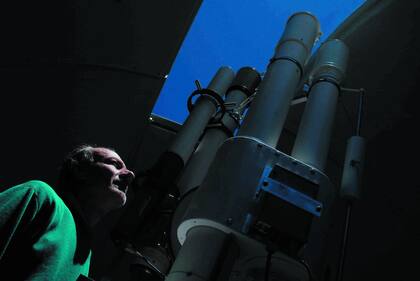 Carlos Francile observa el Sol