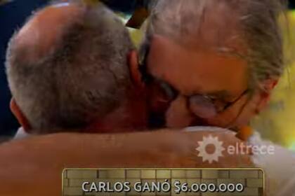 Carlos ganó en Los 8 escalones de los dos millones y lo celebró con su suegro (Foto: captura de video)
