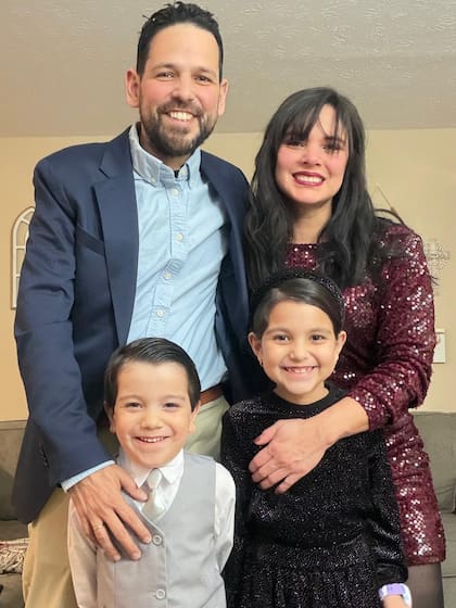 Carlos García y Gaby Duarte son padres de Carlota, de 7 años, y Carlitos, de 5 años