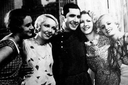 Carlos Gardel en una escena de El tango en Broadway