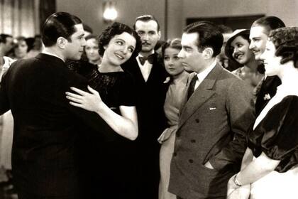 Carlos Gardel, Mona Maris y Alfredo Lepera, en la película Cuesta abajo, de 1934