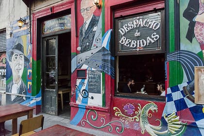 Carlos Gardel y Osvaldo Pugliese en la fachada del bar