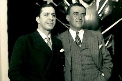 Carlos Gardel,Gardel en el Country Club de Bogotá con Álvaro Reyes, representante de Paramount Pictures en Colombia (Foto cortesía Familia de Helena Barreto)