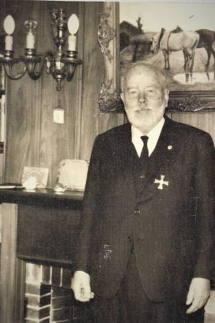 Carlos Gesell exhibe en su pecho la Cruz al Mérito del Primer Orden, que le entregó el gobierno alemán por su labor en la creación de Villa Gesell