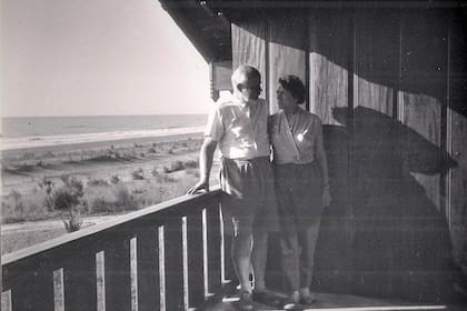 Carlos Gesell y su segunda esposa, Emilia Luther, en la galería de la casa de las cuatro puertas de Villa Gesell