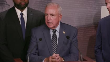 Carlos Giménez, congresista estadounidense por Florida, en conferencia de prensa tras la acusación formal a Raúl Castro