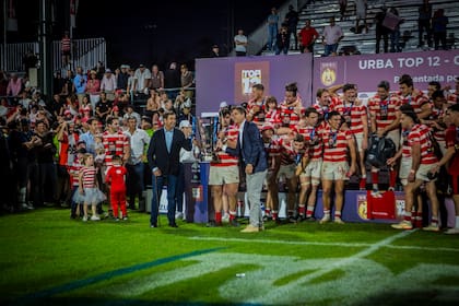 Carlos Giovanelli, vicepresidente de Banco Macro entregó la copa a Alumni, camperón de la URBA Top 12 Copa Macro.